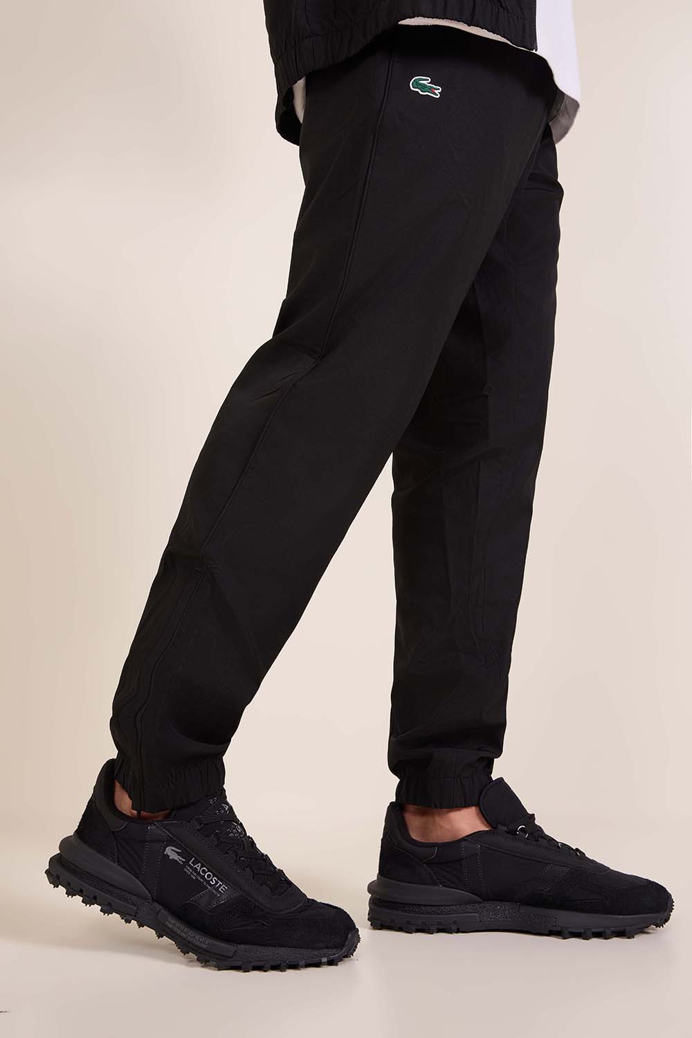 תמונת כל הלוק של נעלי סניקרס עלית אקטיב